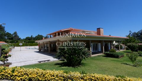 Luxury villa , with garden , swimming pool, playground and party room, in Póvoa de Varzim. Property, for sale, with very large indoor and outdoor areas, lots of light and good finishes. Just 20 minutes from the city of Porto . Ideal for living with a...