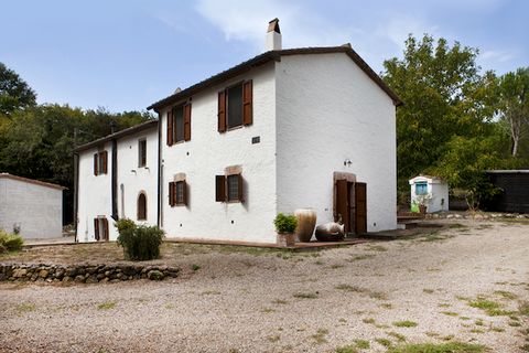 Panoramically located and finely restored former mill, dating back to 976 AD. The property has been recently restored to the very highest standards and it still retains many of the original Tuscan features including terracotta floors and ceilings, la...