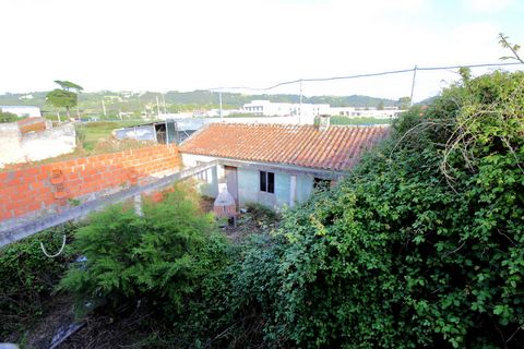 Located in Costa de Prata. Old house in the center of the village of Alfeizerão; Ground floor house with garage, annex, yard with well, 1st floor with unlicensed works; Located on the Silver Coast, near the Bay of São Martinho do Porto, Caldas da Rai...