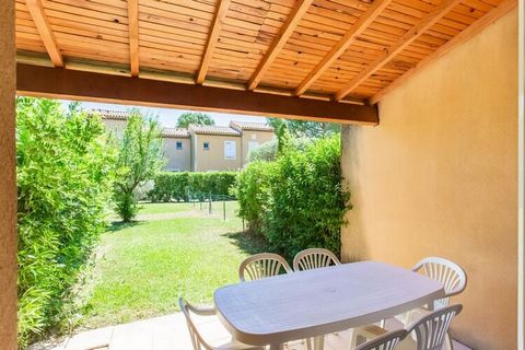 This lavish holiday home is located in Arles. Ideal for a family or a group, it can accommodate 6 guests and has 2 bedrooms. There is a shared swimming pool with sun loungers for you to relax and enjoy. The town centre is 4 km from the home. Stock up...