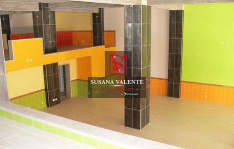 Fantastic space of 576 m2, divided into 2 floors, excellent configuration for restaurant, in the riverside area of Ferragudo, much appreciated by the tourist population. Excellent investment!