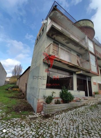 Pavilion, with shop and housing in industrial area, next to railway station. Shop located on the ground floor and housing with first and second floor equipped and furnished. Land with 738m2.   Pavilion, with shop and housing in an industrial area, ne...
