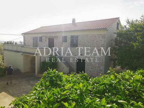 For sale HOUSE with 3 apartments in Poljana on the island of Ugljan. The property consists of ground floor and 1st floor. On the ground floor there is one apartment, while on the first floor there are two. PROPERTY DESCRIPTION: GROUND FLOOR - S1 (bed...