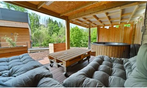 Esta casa en Durbuy es una casa de vacaciones ECO-lógica diseñada con respeto por la naturaleza. Parece una cabaña moderna en el bosque pero tiene todas las comodidades que necesitas. El baño nórdico en la terraza (medio) cubierta es una gran ventaja...