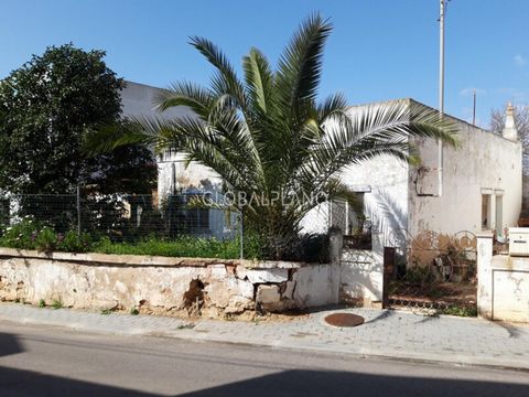Urban land with 2 ruins, has a useful construction area of ​​260sqm and a total area of ​​650sqm. Excellent location, close to the center of Alvor and the beaches. Great investment potential.