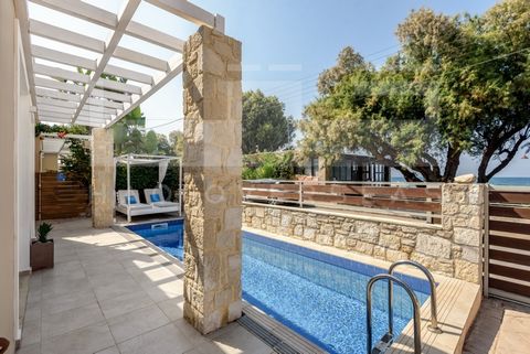Deze prachtige villa te koop in Nopigia, Kissamos, Chania. Geniet van deze leefruimte van 100 m² met 3 slaapkamers en 2 badkamers met een douche en een bad. Sluit uw dag zwemmen in het kristalheldere water van Kreta af door te ontspannen in uw eigen ...