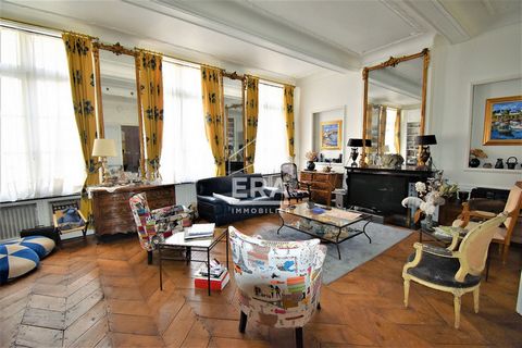 ERA real estate offers this historic property dating from the eighteenth century, located in the heart of Saint Omer. The house has a porch that can be used as a garage, an entrance, a cloakroom, a living room, a dining room, a kitchen, a back kitche...