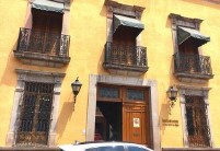 VO22-413DP/RF Prachtig herenhuis te koop op het eerste plein van het historische centrum van de stad Querétaro. Op een steenworp afstand van de belangrijkste pleinen, tempels, restaurants, hotels en VVV- en overheidskantoren. Het heeft commercieel gr...