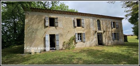 Au cur de la Gascogne, avec vue Pyrénées, partez à la découverte de cet ancien corps de ferme à rénover bâtie en 1889, qui se compose ainsi : * une maison en pierre de 225 m² habitables, en rez-de-chaussée, une cuisine de 24 m², un salon au centre de...