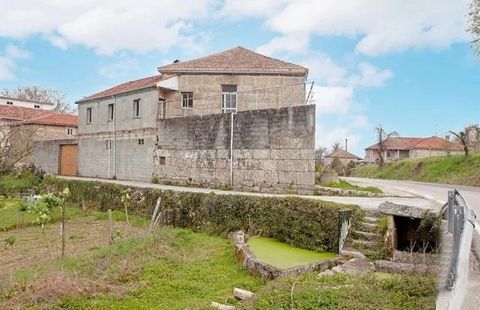 Charmant stenen huis om te restaureren te koop in San Trocado. Gelegen in een landelijke omgeving, biedt deze woning u de mogelijkheid om te wonen, omringd door prachtige natuurlijke landschappen en kleine dorpjes. Bovendien heeft het uitstekende ver...