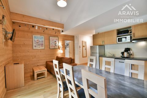 In the centre of La Clusaz, close to shops and ski slopes in a 4-star tourist residence, this apartment of about 46 m2, is composed of 2 bedrooms and a living room with equipped kitchen. These three rooms have large fitted wardrobes and give access t...