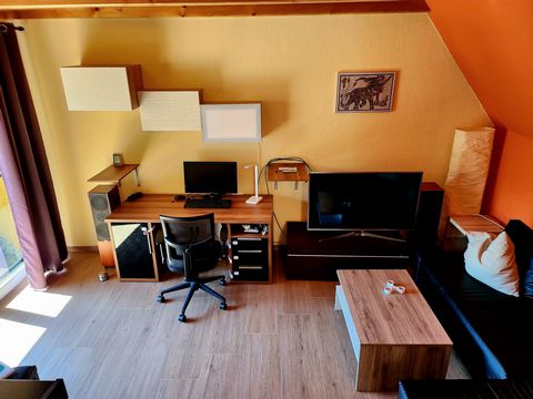 Description de l'objet : Nous avons le plaisir de vous proposer un duplex meublé attrayant à durée déterminée à Iéna. L'appartement est situé dans un quartier calme et recherché de Pennikental, à seulement 4 km du centre-ville. D'une superficie de 57...