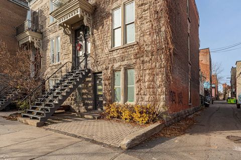 Commercial condo on the ground floor of 950 square feet, watch the virtual tour, super location, stone façade, 8 FT ceiling, semi-detached (4 large windows on the side), with parking and large terrace (19X6.9FT), storage and shed. (possibility of tra...