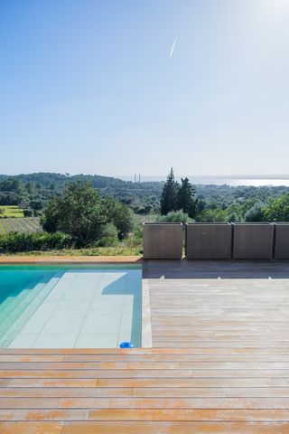 Impresionante y exclusiva finca de 42.000 m² en la preciosa zona de Alcúdia, Mallorca. Esta propiedad de seis habitaciones se encuentra en el punto más alto de una colina y cuenta con 8.000 m² de exuberantes viñedos, con variedades de Cabernet Sauvig...