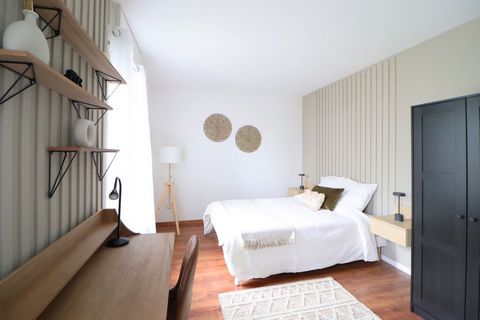 Your private space Discover this sophisticated room of 13 m2 with a Scandinavian atmosphere! It is located in a 100 sqm duplex apartment in Lille. At its feet, you will find everything you need for your daily life: supermarkets, gyms, and public tran...