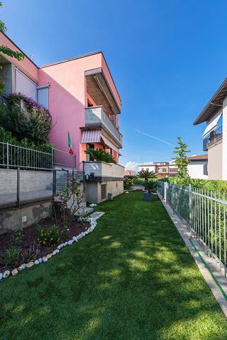 Bright head villa located in a residential area close to the historic center and services of Desenzano del Garda. Divided on several levels, this house has an independent pedestrian access with exclusive garden leading to the entrance. On the mezzani...
