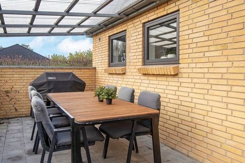 In the cottage here with whirlpool, you get an optimal setting for the family's holiday experiences and activities in and around Skaven Strand by Ringkøbing Fjord. Central in the cottage you will find the living / dining room with dining area, sofa g...