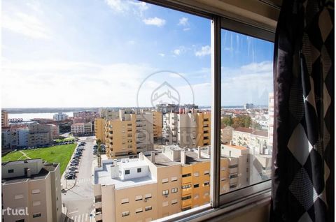 T3 COM VISTA RIO Apresentamos-lhe este excelente apartamento de 4 assoalhadas, localizado numa das zonas principais da cidade do Barreiro. Este imóvel encontra-se inserido num prédio composto por 12 pisos, proporcionando-lhe uma vista desafogada sobr...
