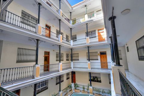Welcome to this elegant and bright 3bedroom apartment in the heart of the center of Malaga From the moment you walk through the front door you are enveloped by a feeling of spaciousness and elegance thanks to the high ceilings that rise majestically ...