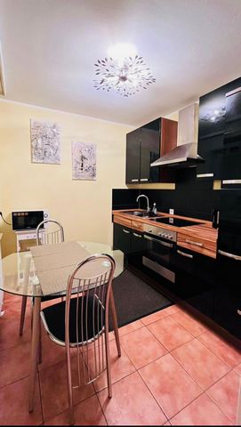 The apartment is located in the beautiful district of Meerbusch-Strümp. It is fully furnished and is located on the first floor of a well-kept house. Transport links such as streetcar and bus are opposite the house. Freeway connection is also in the ...