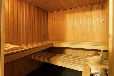 Disfrute de un jacuzzi, sauna y solarium mientras se hospeda en esta casa de vacaciones de 4 dormitorios en Ovifat. Es cómodo para un grupo de 8 personas o familias con niños para quedarse. Puede disfrutar del terreno montañoso y explorar las muchas ...