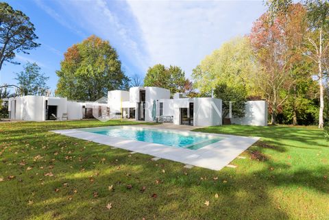 Discover this unique architect's house from the 70s, located in Saint Pierre d'Irube, a property listed as a Historic Monument. With an area of 290 m2 and a landscaped garden of 5400 m2, this house offers an exceptional living environment for lovers ...