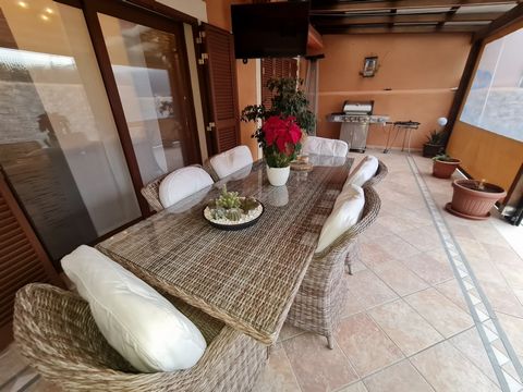 IN PERFECT CONDITION In a very quiet area of ​​Marratxí, this spectacular 300-meter house is located, distributed over 3 floors and built with 1st quality materials. The house has a large garage in the basement for 3 or 4 cars, a workshop and storage...