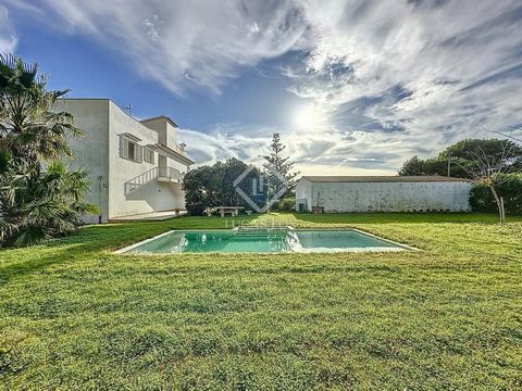 Lucas Fox presents this beautiful recently renovated rural house of 275 m² built, with other attached buildings of 338 m² with renovation permits on a plot of 19,950 m² in a typical rural environment on the island of Menorca. The property is divided ...