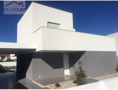 Contemporary house with an excellent location in Salir do Porto, in a residential area of modern and recent constructions, just a few minutes walk from the beach. With various services within a short distance, this house offers above-average quality ...
