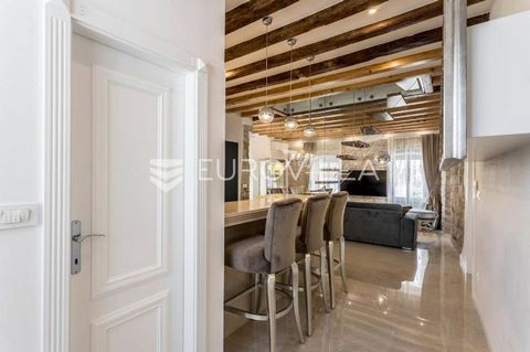 Trogir, an exclusive opportunity for long-term rental in the old town. Beautifully decorated apartment divided into two floors. The lower floor consists of an entrance hall, two bedrooms, a bathroom, a living room, a kitchen and a dining room, while ...