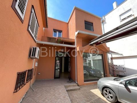 METKOVIĆ, CENTAR, apartment of 110.71 m2 on the first floor of the house. With its 110.71 m2, the space is large enough to meet all the needs of family life. The apartment consists of 3 bedrooms, a bathroom and a living room with kitchen and dining r...