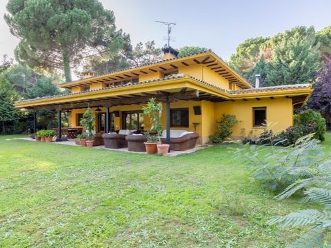 Exclusive three-story villa in San Ramón overlooking the reservoir, featuring 6 double bedrooms, extensive outdoor areas, and unique architectural details of great historical value. *Key Features:* - Detached villa built in 2001. - 7,384 sq.ft. usabl...