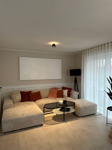 This beautifully furnished new building is located on Hamburg's suburbs, in Halstenbek. The house is located in quiet green surroundings, but is still only a few minutes' drive from Hamburg. The Barclaycard Arena and the Volksparkstadion can be reach...