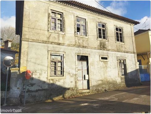 Detached house T5 to recover in Pedaçães, Lamas de Vouga. Inserted in a residential area, and with easy access to IC2, 3 min to Continente, Pingo Doce. It is located about 20 km from Aveiro and 5 km from Águeda, where there are all kinds of equipment...