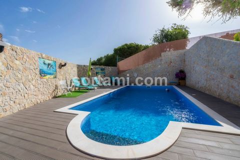 An unique opportunity in Quarteira We present this incredible detached villa comprising three bedrooms, a large living- and dining room. A very spacious and equipped kitchen and three bedrooms, which of one is en-suite and with built-in wardrobes. It...