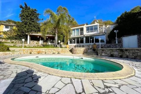 Built on a 1.400 sqm of land in a quiet residential district of ??La Turbie, just a few minutes by car from the Principality of Monaco, for sale beautiful villa of 250 sqm in good condition with double glazing, air conditioning, large terraces, swimm...