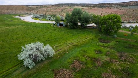 Apresentando uma oportunidade incrível de possuir uma parte do belo Rio Branco no noroeste do Colorado! Estabelecido ao longo das margens do Rio Branco, o rancho possui mais de 1/2 milha de ambos os lados do rio. A fazenda tem aproximadamente 100 hec...