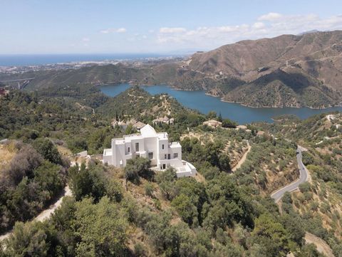 Amazing villa with breathtaking panoramic views 360º over the Lake of Istan, the Mediterranean and the coast with a south to west orientation. Surrounded by the Andalusian natural mountain landscapes with lots of privacy and tranquility. Far from the...