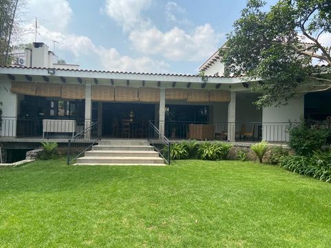 Beautiful residence for sale in Fraccionamiento Rancho Cortes, within an excellent residential area with easy access to any point of the city of Cuernavaca, nestled in a plot of 1,428 m2 is a construction of 730 m2 on one level with generous spaces t...