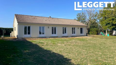 A24803DD86 - First built in 1974 and completely renovated in 2015 with the good of the environment in mind, this gorgeous, spacious, luminous and economic house with a huge barn and almost a hectare of land offers any family a wonderful home. The pro...