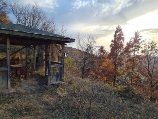 Price: €28.500,00 District: Kyustendil Category: House Area: 100 sq.m. Plot Size: 1800 sq.m. Rooms: 2 Bedrooms: 3 Bathrooms: 1 Location: Countryside Massive 2 storey house in a remote quarter of a village with picturesque view of mountain picks and f...