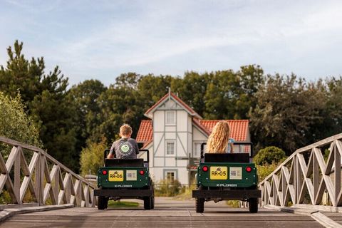 Diese freistehende, neu gestaltete Villa befindet sich im Ferienpark Noordzee Résidence Cadzand-Bad, nur 400 m vom Nordseestrand und 13 km vom bekannten, lebendigen belgischen Badeort Knokke entfernt. Die Villa ist komplett und komfortabel eingericht...