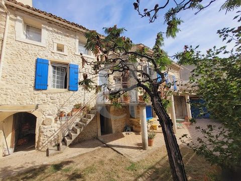 REGION GRIGNAN - Drôme Provençale Laat u op 10 minuten van Grignan verleiden door dit karaktervolle dorpshuis van 230 m² met een grote binnenplaats met bomen met een kleine tuin en terrassen met een prachtig vrij uitzicht op de bergen. Het bestaat ui...