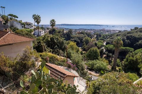 Nel quartiere Pertuades, su un terreno di 919 m² con piscina, villa di 6 locali di 146 m² con una magnifica vista sul mare ed esposta a sud. Al piano terra, la casa ha un ingresso, una cucina aperta su un soggiorno che si apre su una grande terrazza,...