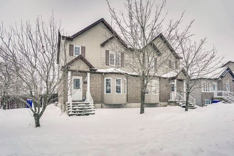 Welcome home! We are delighted to present to you this charming semi-detached located in the peaceful area of Masson-Angers. Located in a quiet and friendly area, close to primary and secondary schools, highway exit, grocery store and all other servic...