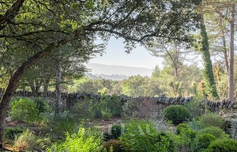 This near 200 sqm “mas” dating from the 17th century and enjoying a view of Ménerbes village is set in over 2 peaceful and leafy hectares. Entirely restored by the book, it includes a living/reception room, a dining room with a fireplace, a kitchen w...