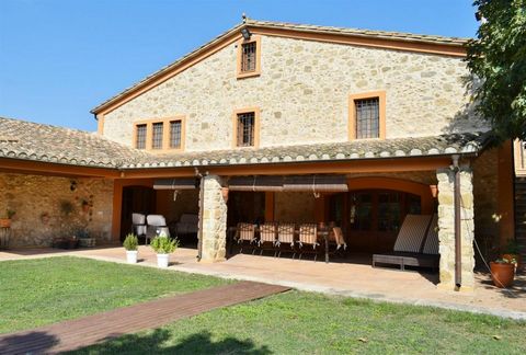 Spectacular 5-hectare estate with a beautiful farmhouse located in one of the most beautiful areas of the Empordí, the Empordí plain, surrounded by fields of barley, rapeseed and apple trees, typical aromas of the Mediterranean. The house is located ...