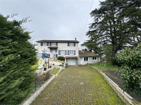 Located just a few minutes from Penne d'Agenais in the town of Trémons, this house with a total surface area of 158 m2, along with a fully independent 90 m2 gîte with a kitchen, living room, bathroom, and bedroom, practically finished, will delight p...