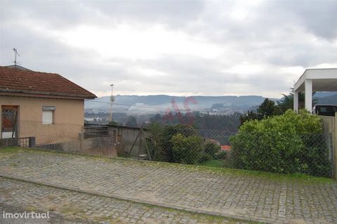 Lote de terreno com 724m2 em Lordelo, Guimarães Lote de terreno com 724m2 com capacidade para construção localizado numa zona sossegada e habitacional. Possui ainda: - Ótimos acessos; - Ótima exposição solar. Situa-se: - a 15 minutos de Guimarães; - ...