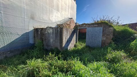 Plot of land located in Vale Covo - Bombarral, where there is a ruin, inserted in a total area of 125m2. The village of Bombarral is a 5-minute drive away and the A8 motorway is 0.6 miles away. Lisbon is 70km away. Opportunity to build a house of gro...